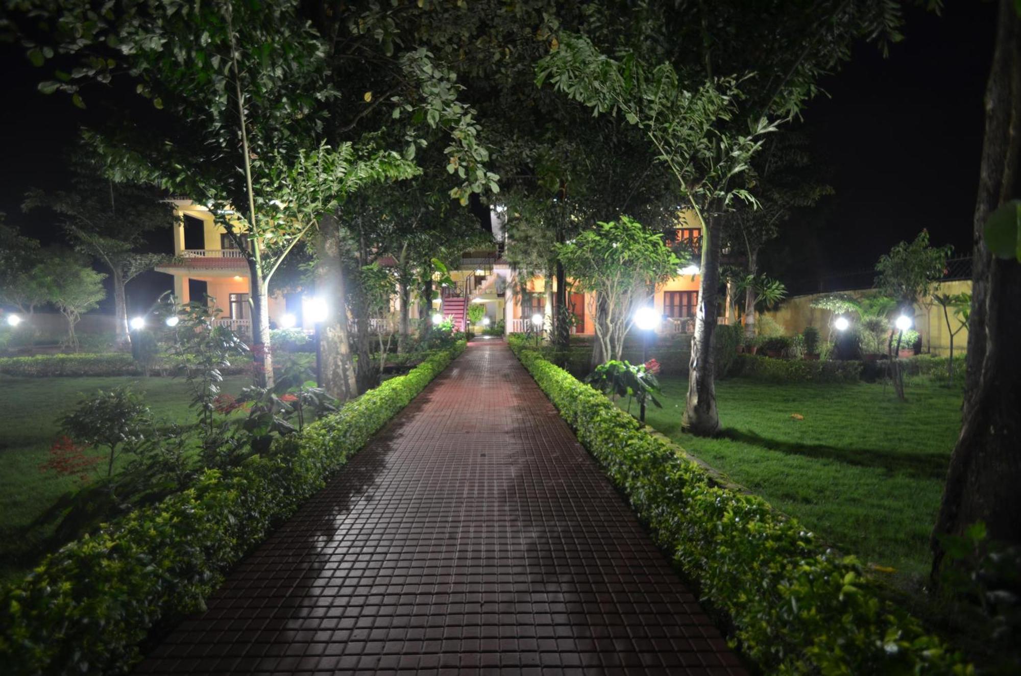 Hotel Rainforest Саураха Экстерьер фото