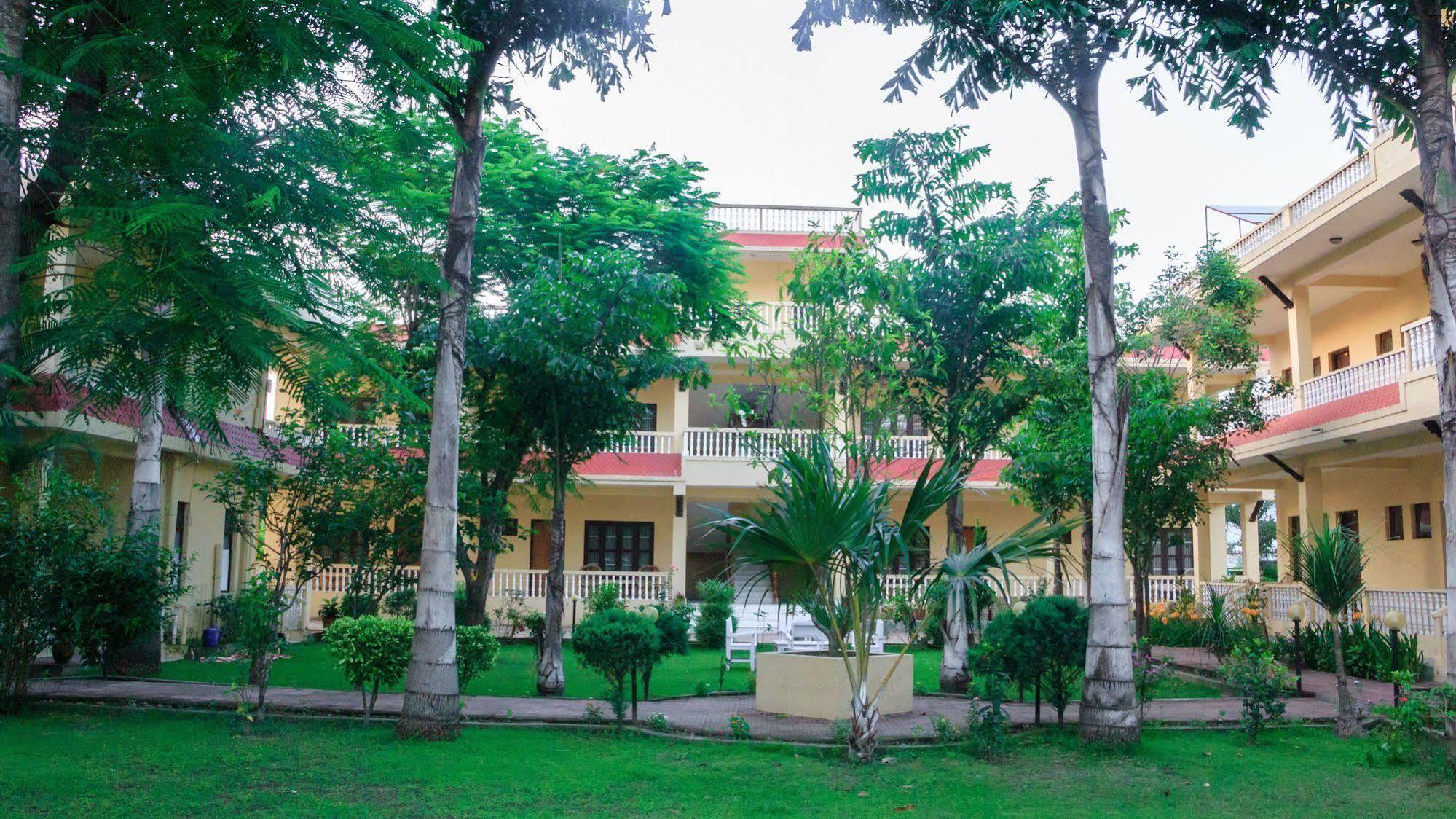 Hotel Rainforest Саураха Экстерьер фото