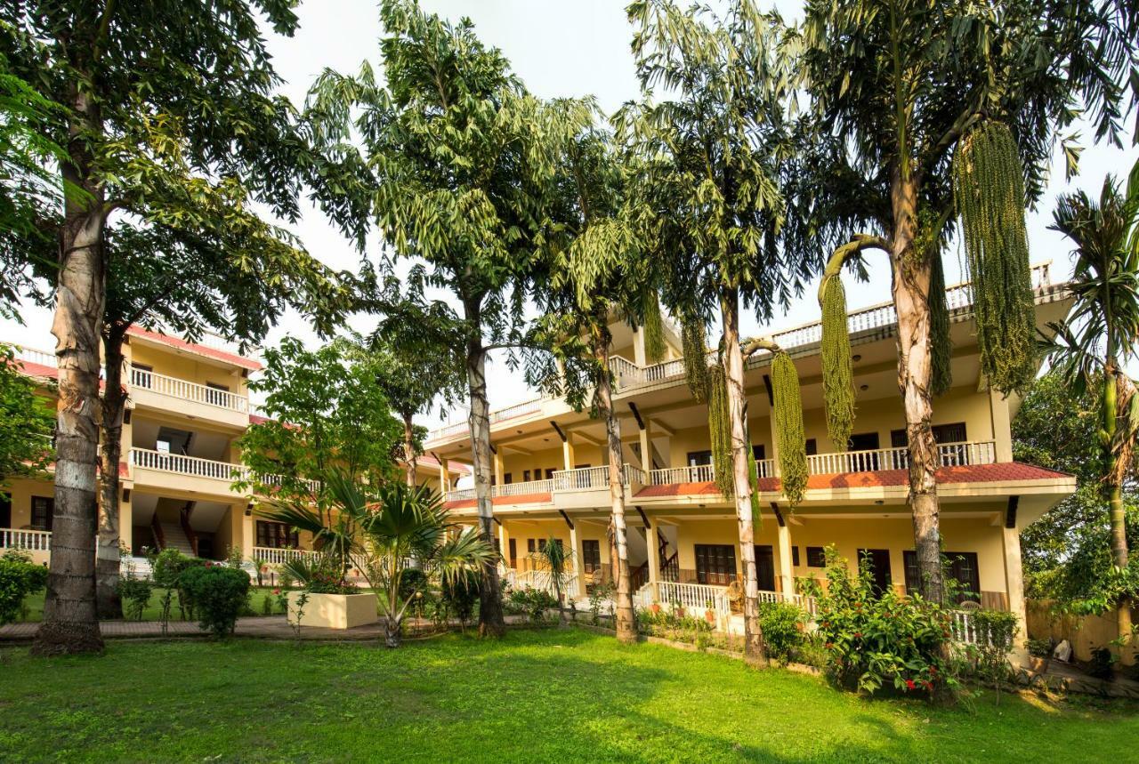 Hotel Rainforest Саураха Экстерьер фото